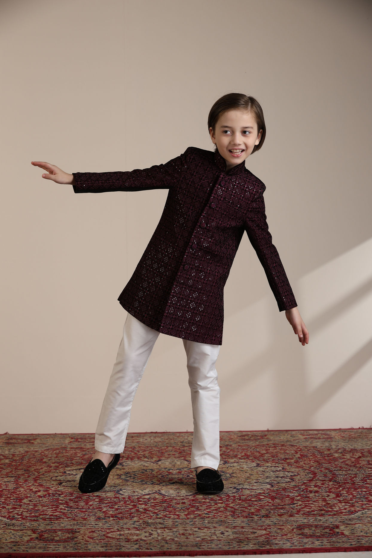 alt message - Manyavar Boys Boys Wine Chowkadi Patterned Embellished Indo-western Set image number 2