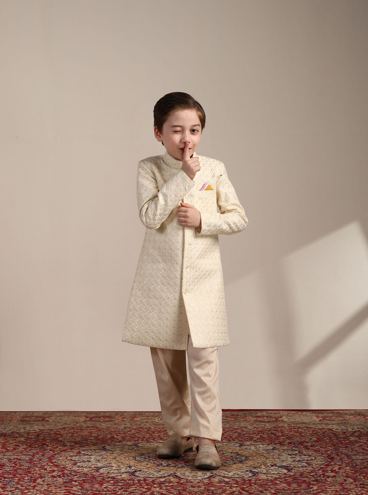 alt message - Manyavar Boys Boys Cream White Scallop Patterned Sequined Indo Western Jacket image number 2