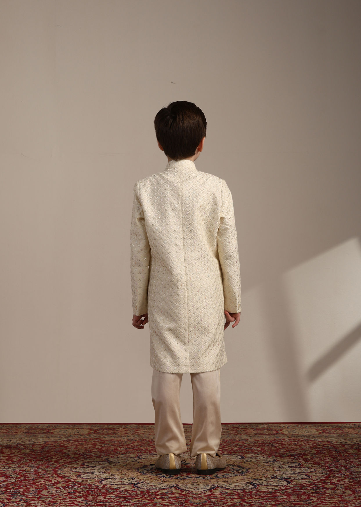 alt message - Manyavar Boys Boys Cream White Scallop Patterned Sequined Indo Western Jacket image number 4