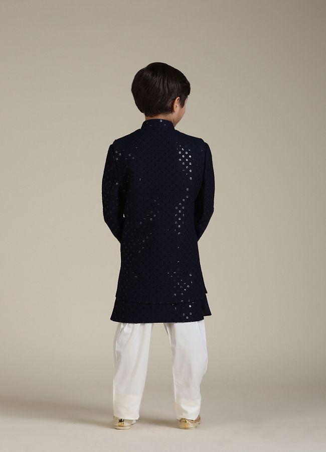 alt message - Manyavar Boys Boys Navy Blue Embroidered Indo Western Set with Sequin Work image number 4