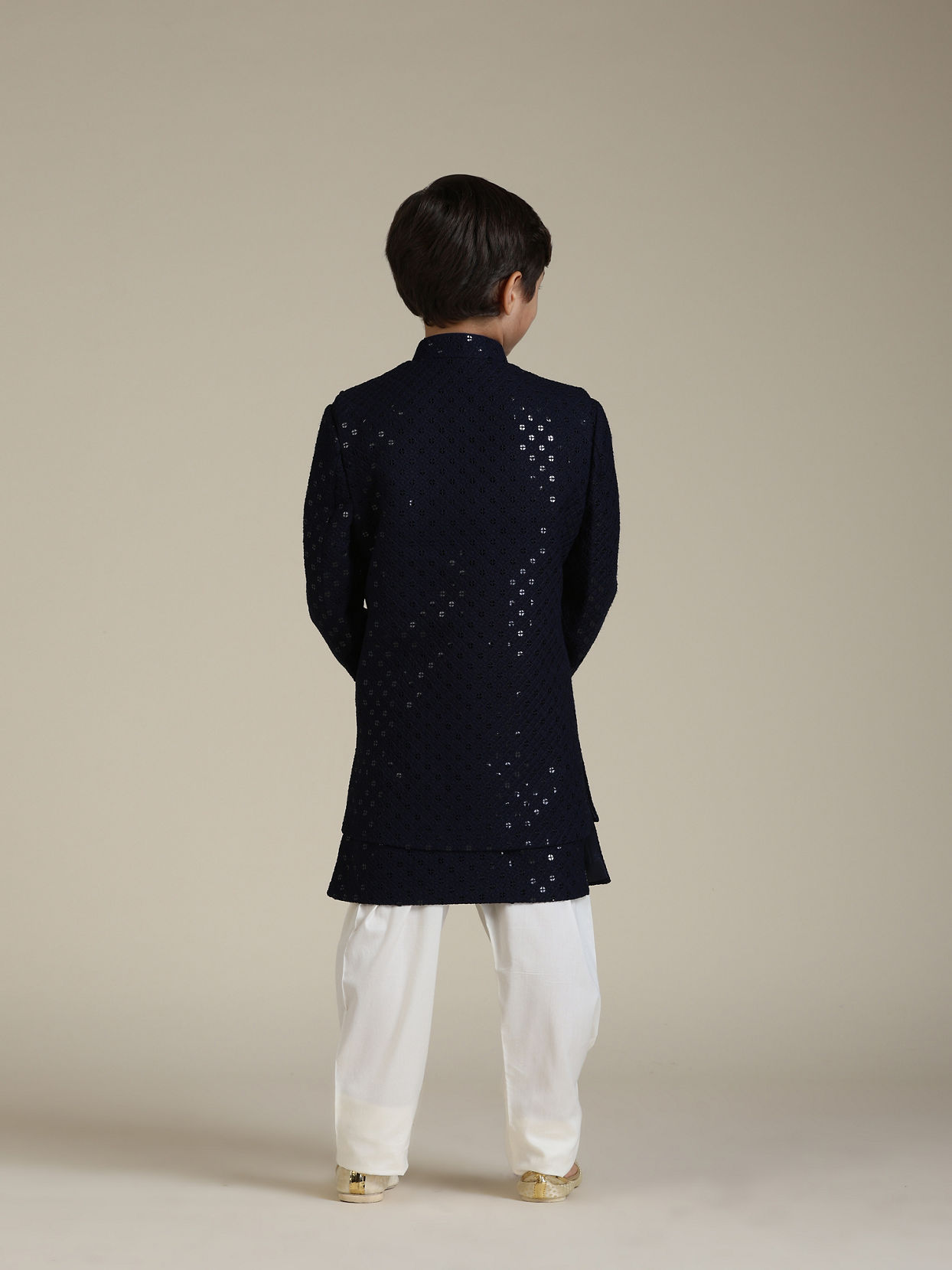 alt message - Manyavar Boys Boys Navy Blue Embroidered Indo Western Set with Sequin Work image number 4