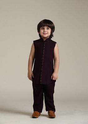 alt message - Manyavar Boys Wine Velvet Boy's Indo-Western with Thread Embroidery image number 2