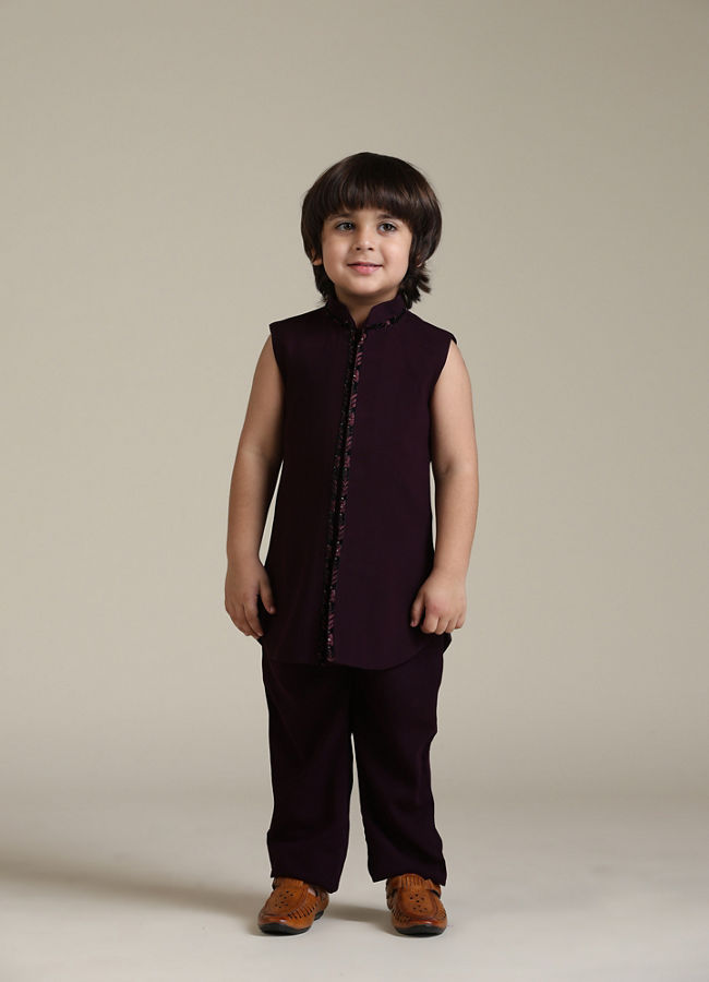 alt message - Manyavar Boys Wine Velvet Boy's Indo-Western with Thread Embroidery image number 2