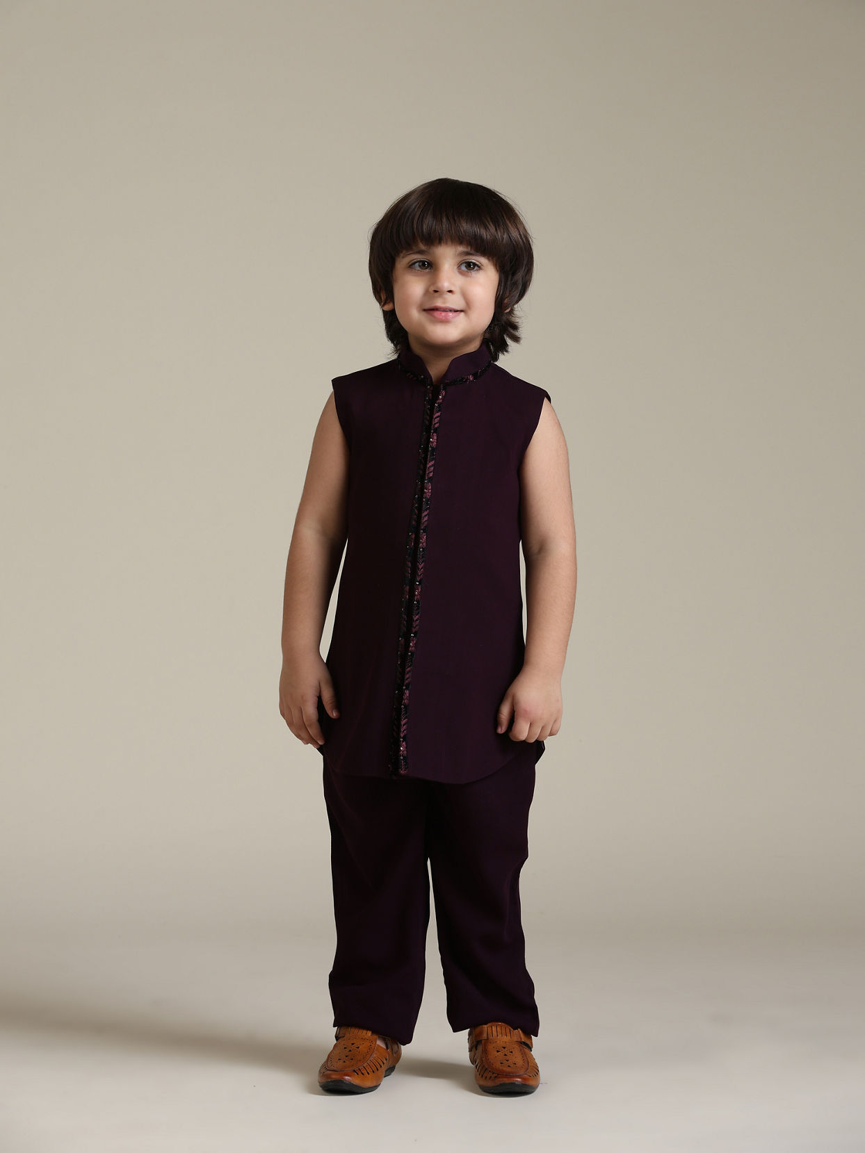 alt message - Manyavar Boys Wine Velvet Boy's Indo-Western with Thread Embroidery image number 2