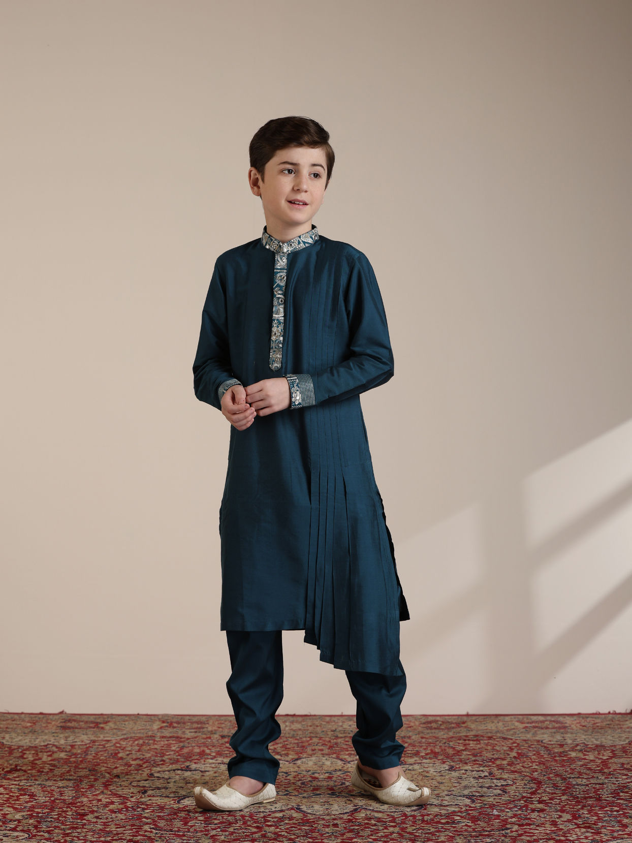 alt message - Manyavar Boys Boys Teal Blue Bagh Chowkadi Patterned Jacket Set image number 2