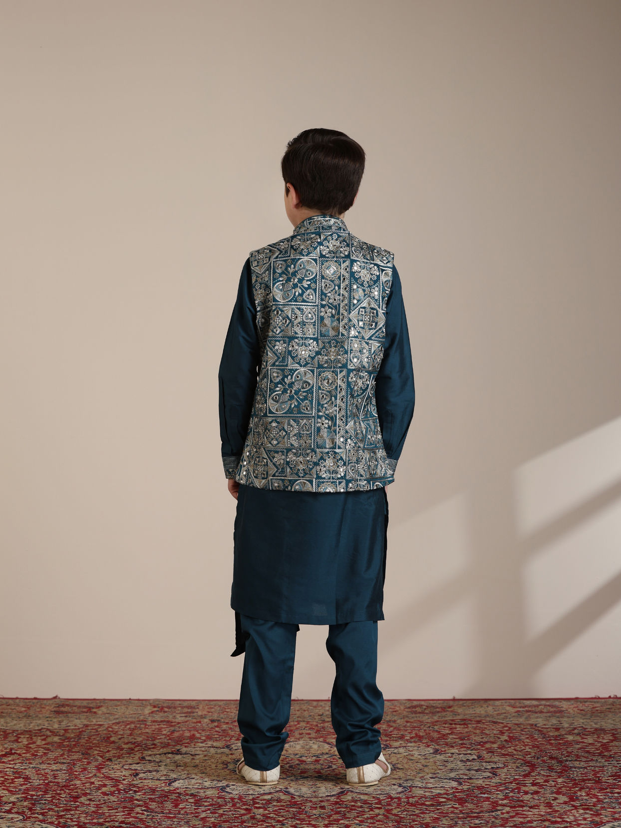 alt message - Manyavar Boys Boys Teal Blue Bagh Chowkadi Patterned Jacket Set image number 5