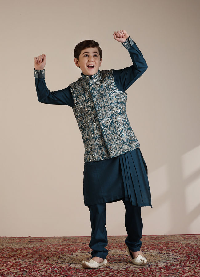 alt message - Manyavar Boys Boys Teal Blue Bagh Chowkadi Patterned Jacket Set image number 3