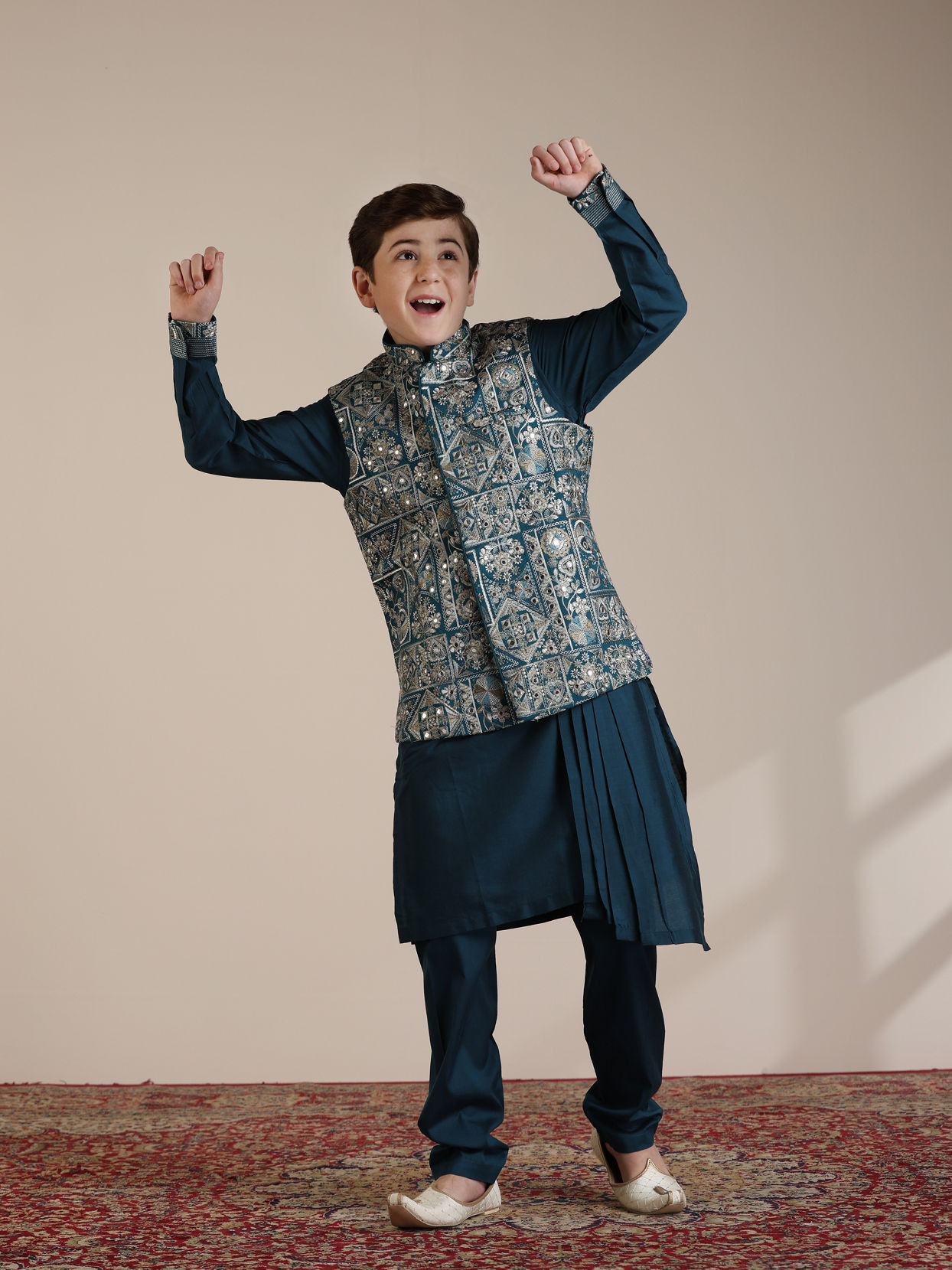 alt message - Manyavar Boys Boys Teal Blue Bagh Chowkadi Patterned Jacket Set image number 3