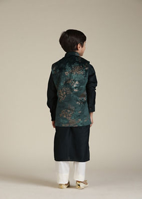 Manyavar Boys Boys Bottle Green Floral Patterned Jacket Set with Brooch image number 5