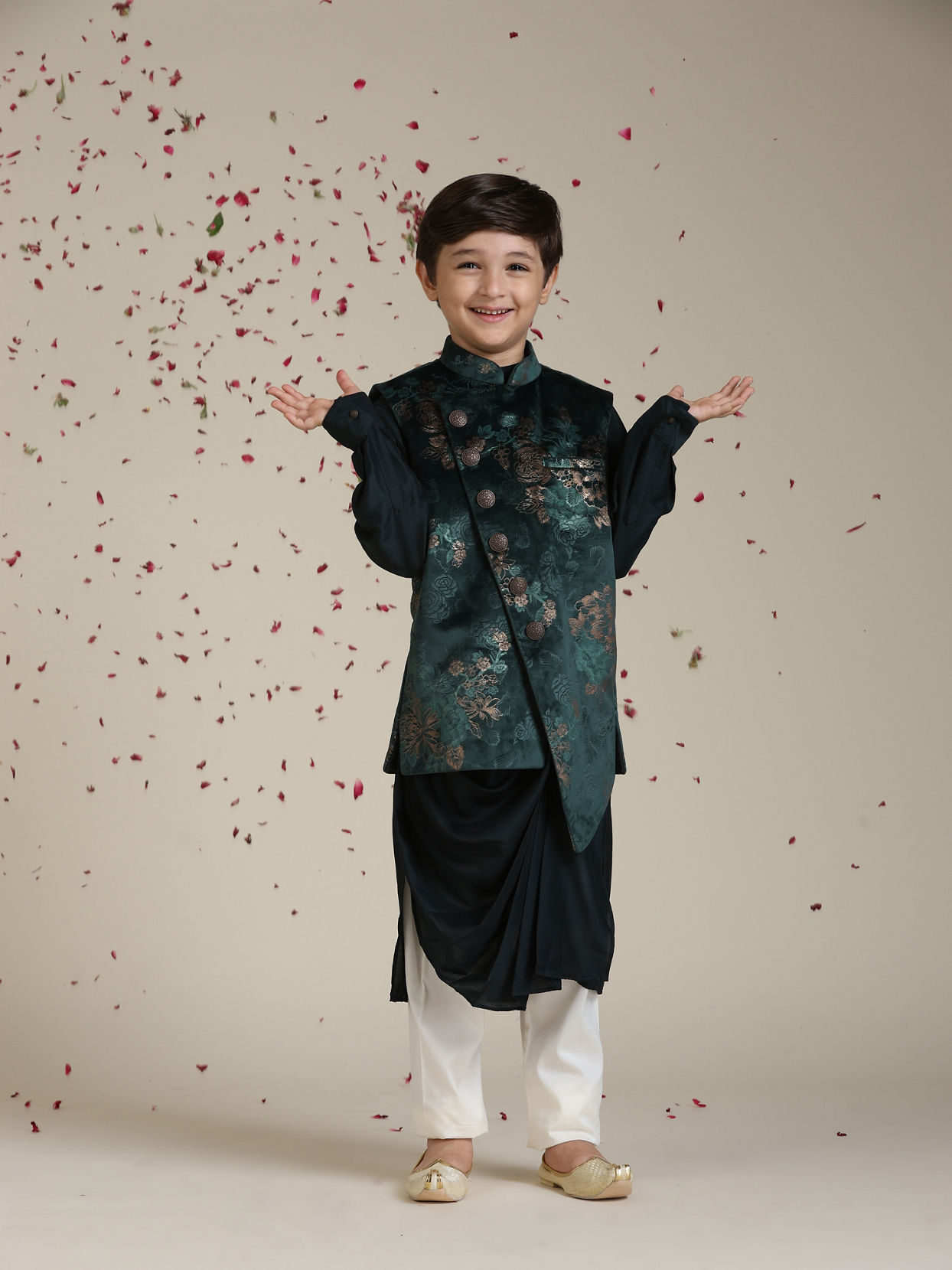 Manyavar Boys Boys Bottle Green Floral Patterned Jacket Set with Brooch image number 3