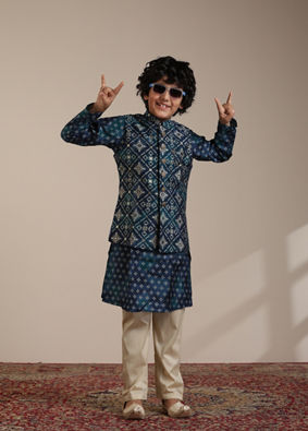 alt message - Manyavar Boys Boys Teal Blue Diamond Patterned Jacket Set image number 3