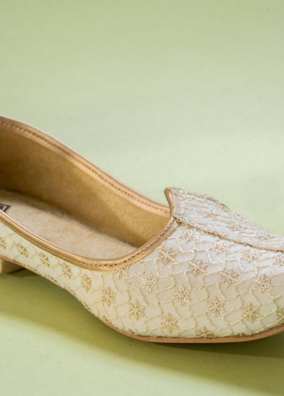 Manyavar Boys Cream Exquisite Georgette Jooti