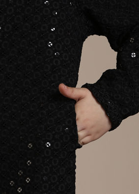 alt message - Manyavar Boys Boys Black Sequinned Chikankari Kurta Set image number 3