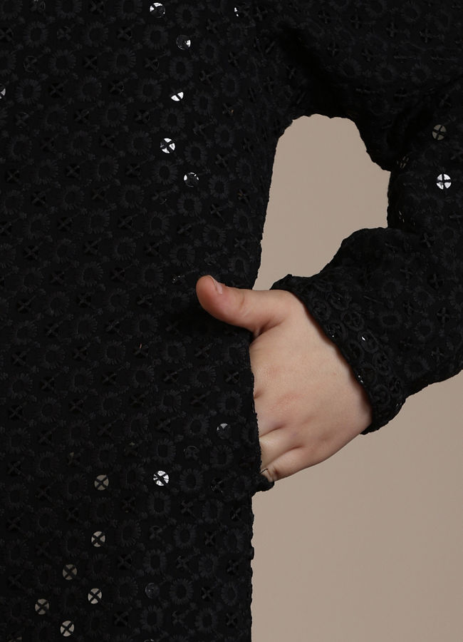 alt message - Manyavar Boys Boys Black Sequinned Chikankari Kurta Set image number 3