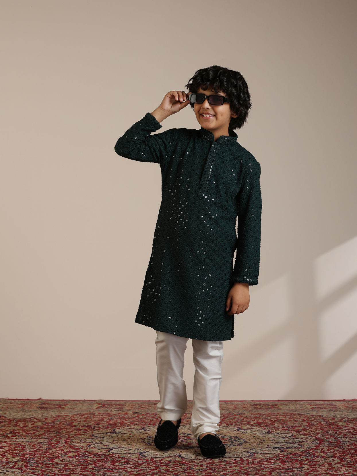 alt message - Manyavar Boys Boys Dark Green Sequinned Chikankari Kurta Set image number 2