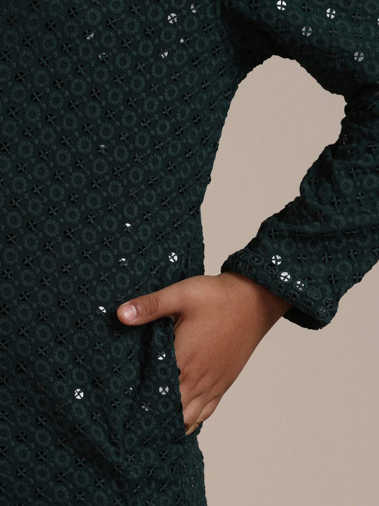 alt message - Manyavar Boys Boys Dark Green Sequinned Chikankari Kurta Set image number 3