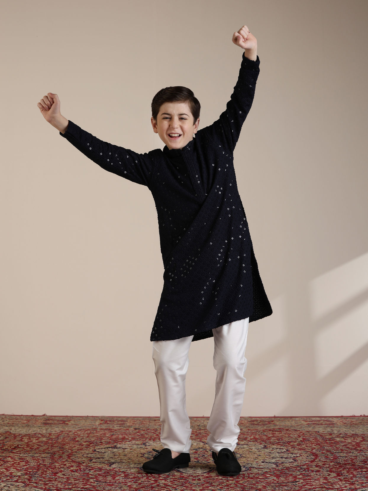 alt message - Manyavar Boys Boys Mid Blue Sequinned Chikankari Kurta Set image number 2