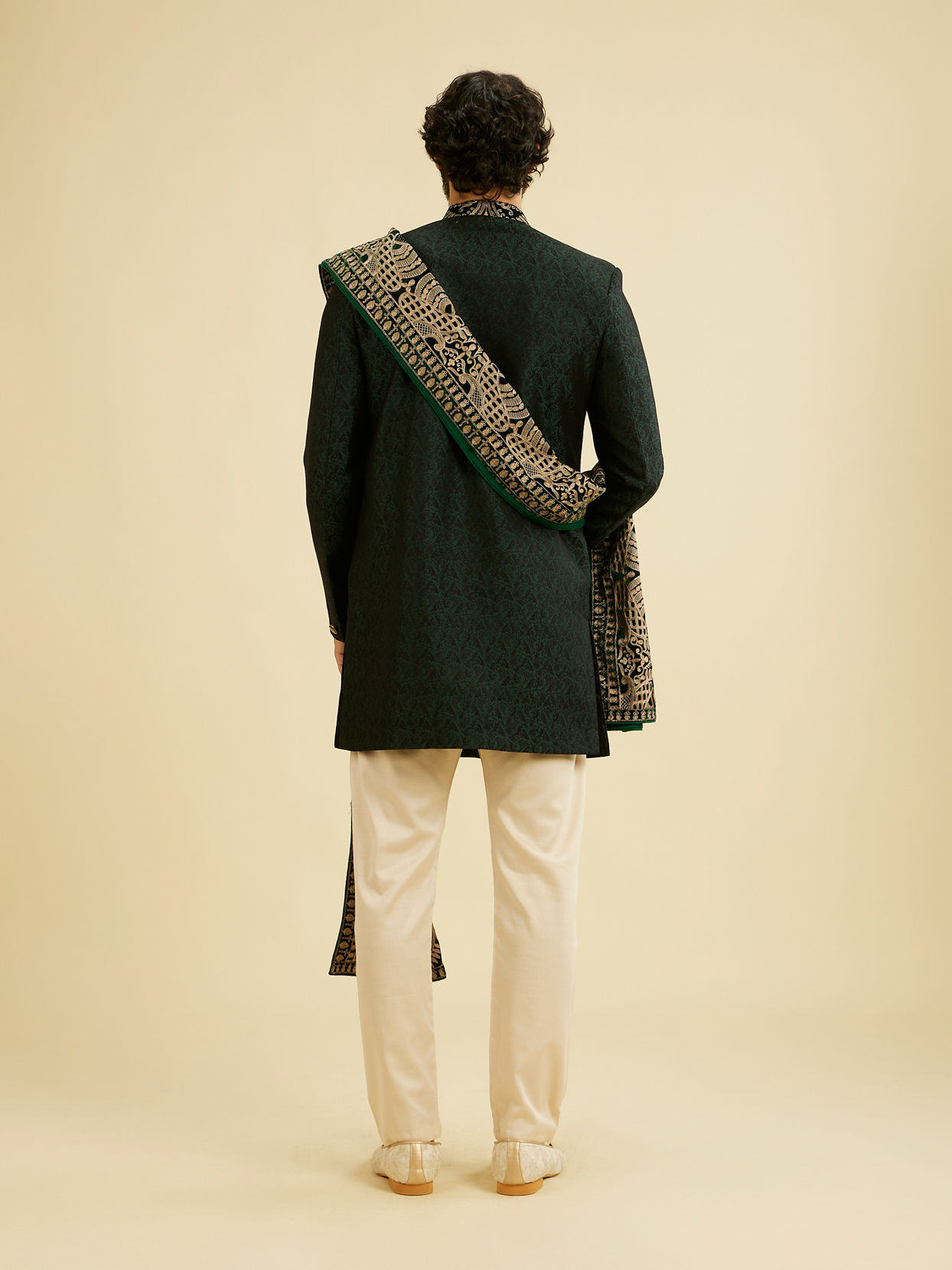 Manyavar Men Suave Green Indo Western With Dupatta image number 4