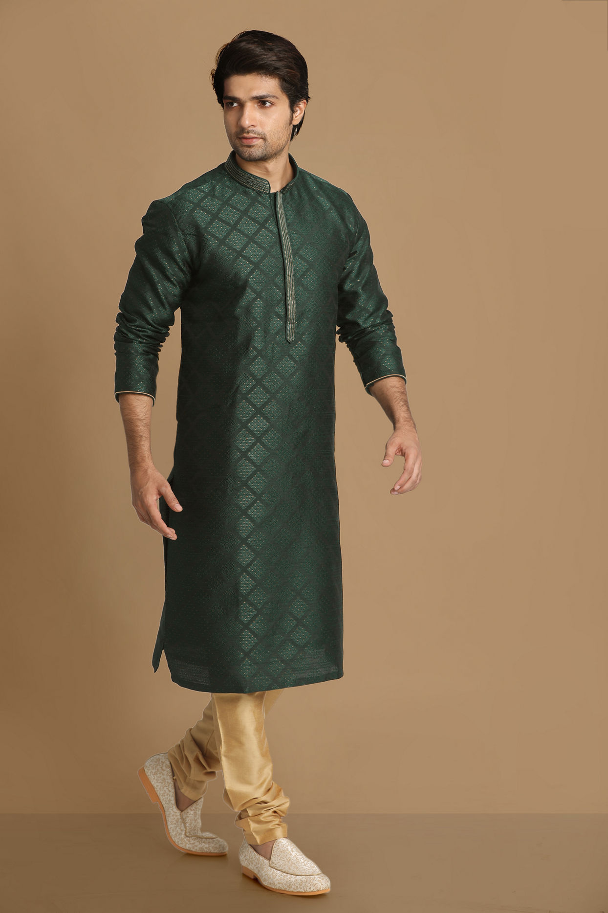 alt message - Manyavar Men Bottle Green Jacquard Kurta Pajama image number 2