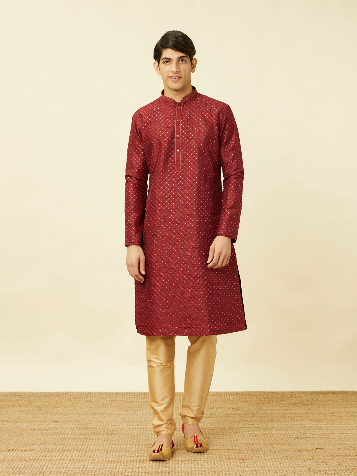 alt message - Manyavar Men Chilli Pepper Red Diamond Patterned Kurta Set image number 2