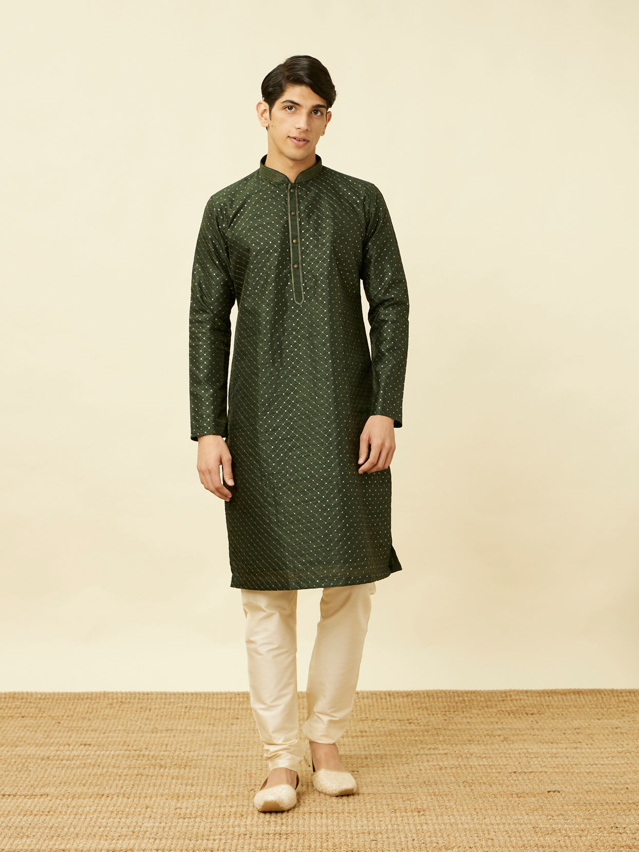 alt message - Manyavar Men Dark Green Lattice Patterned Sequined Kurta Set image number 2