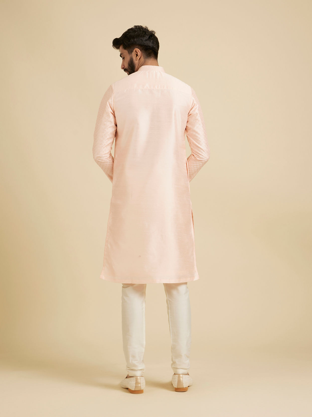 alt message - Manyavar Men Light Pink Sequins Kurta Pajama image number 4