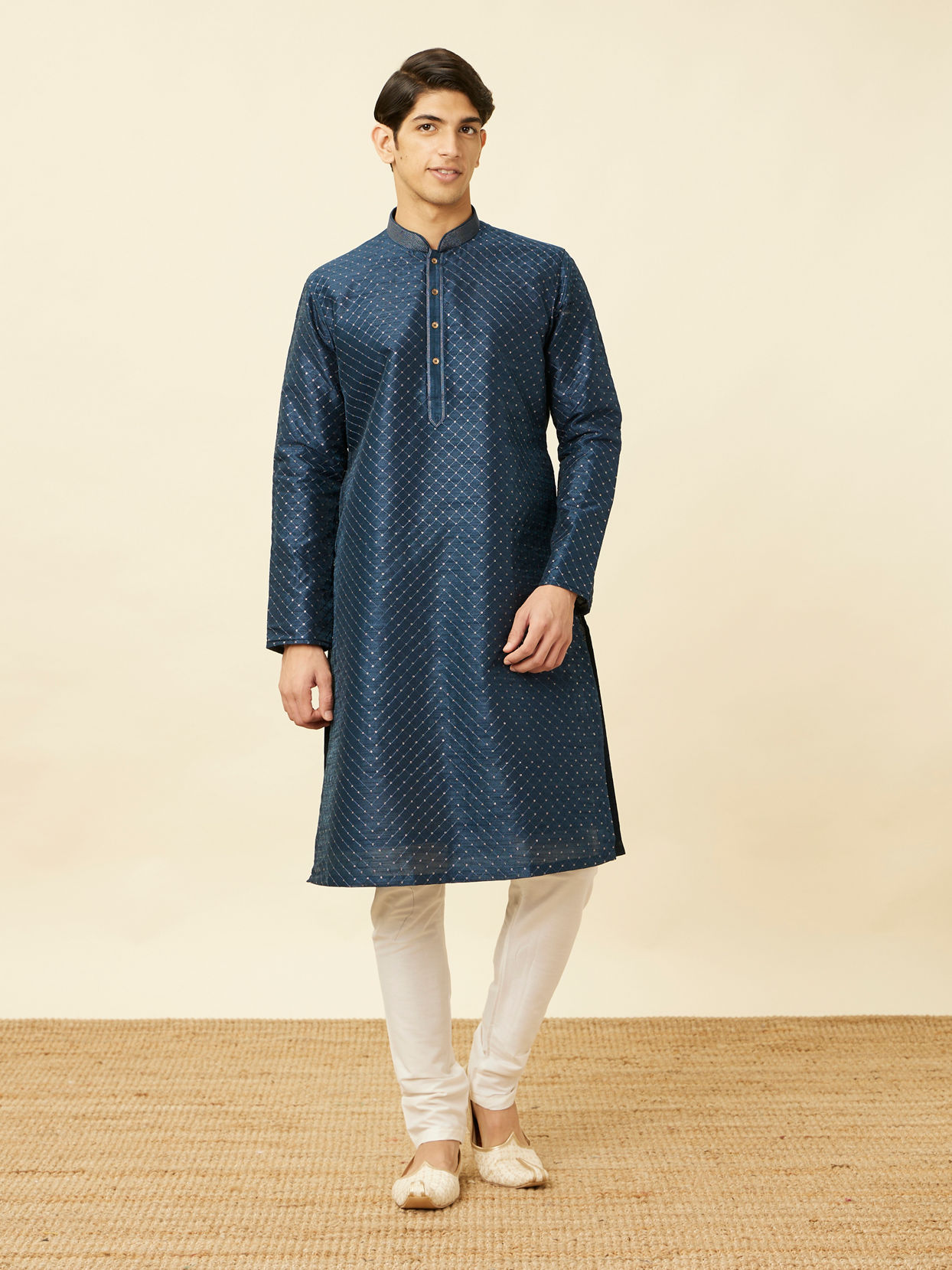 alt message - Manyavar Men Indigo Blue Booti Work Kurta Pajama image number 2