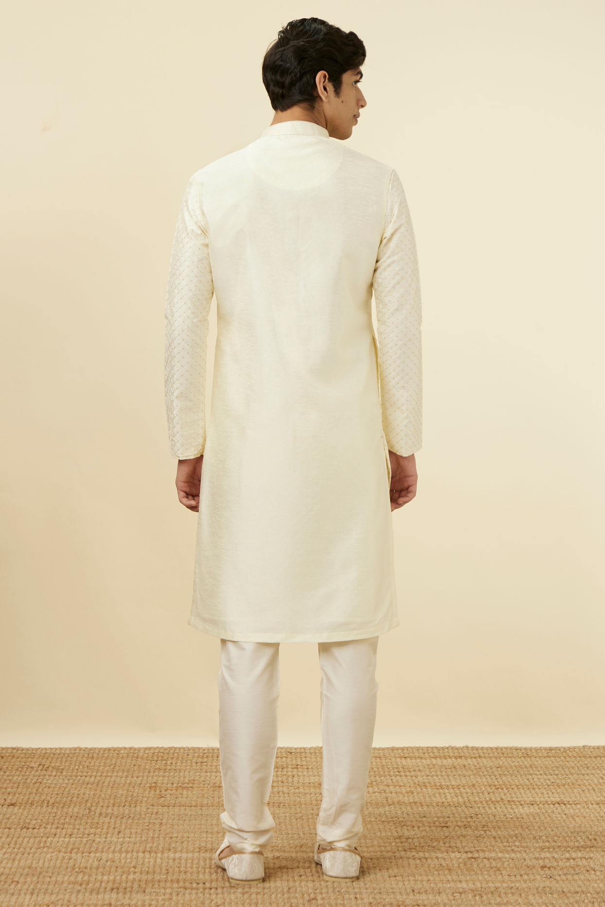 alt message - Manyavar Men Crisp White Kurta Pajama image number 5