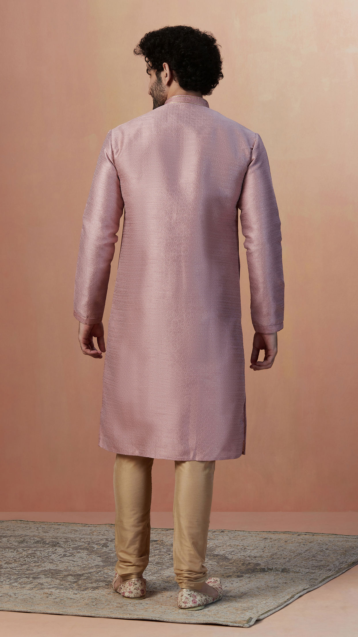 alt message - Manyavar Men Salmon Pink Jacquard Kurta Pajama image number 3