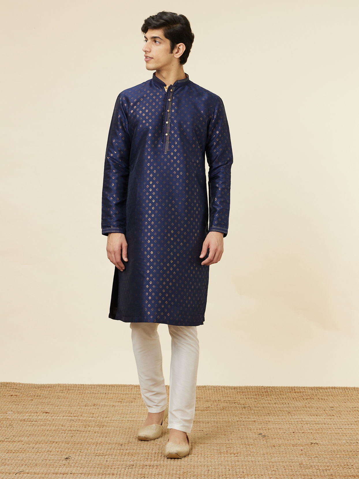 alt message - Manyavar Men Navy Blue Shankh Patterned Kurta Set image number 2