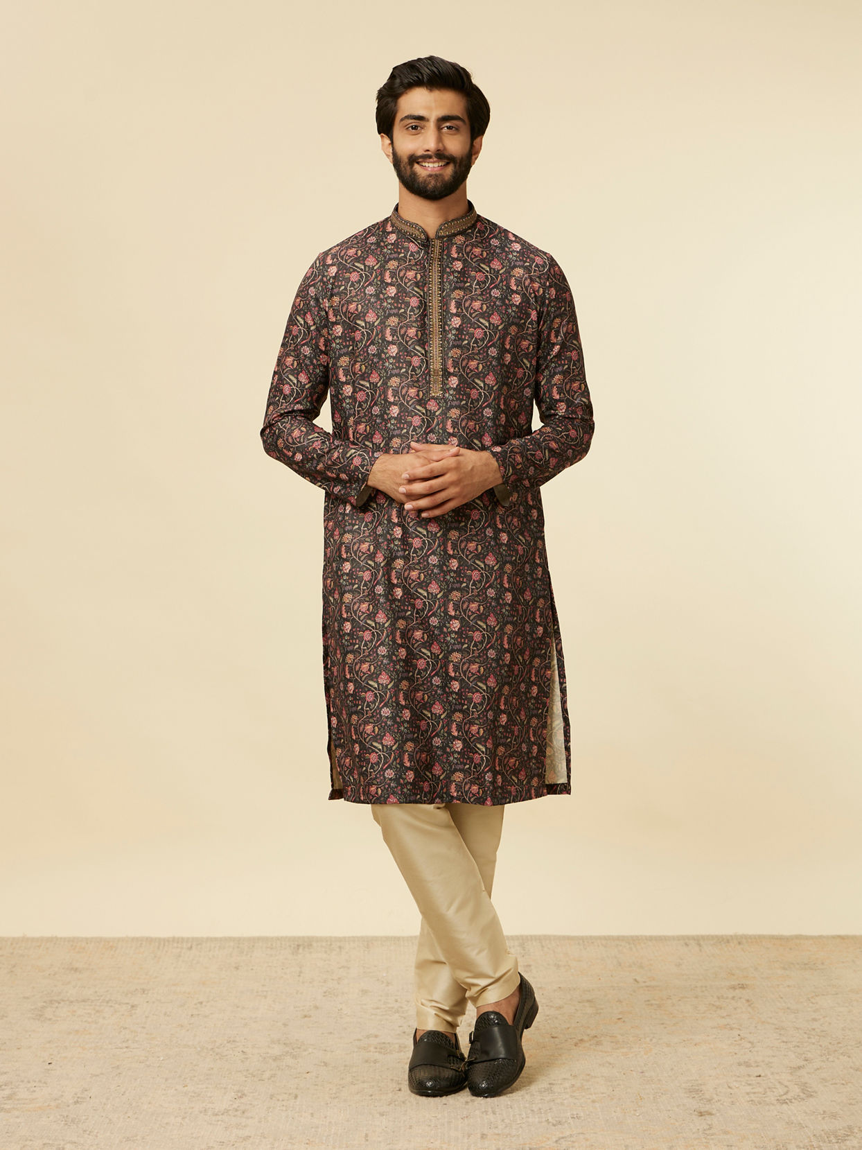 alt message - Manyavar Men Kohl Black Bel Butti Patterned Kurta Set image number 2