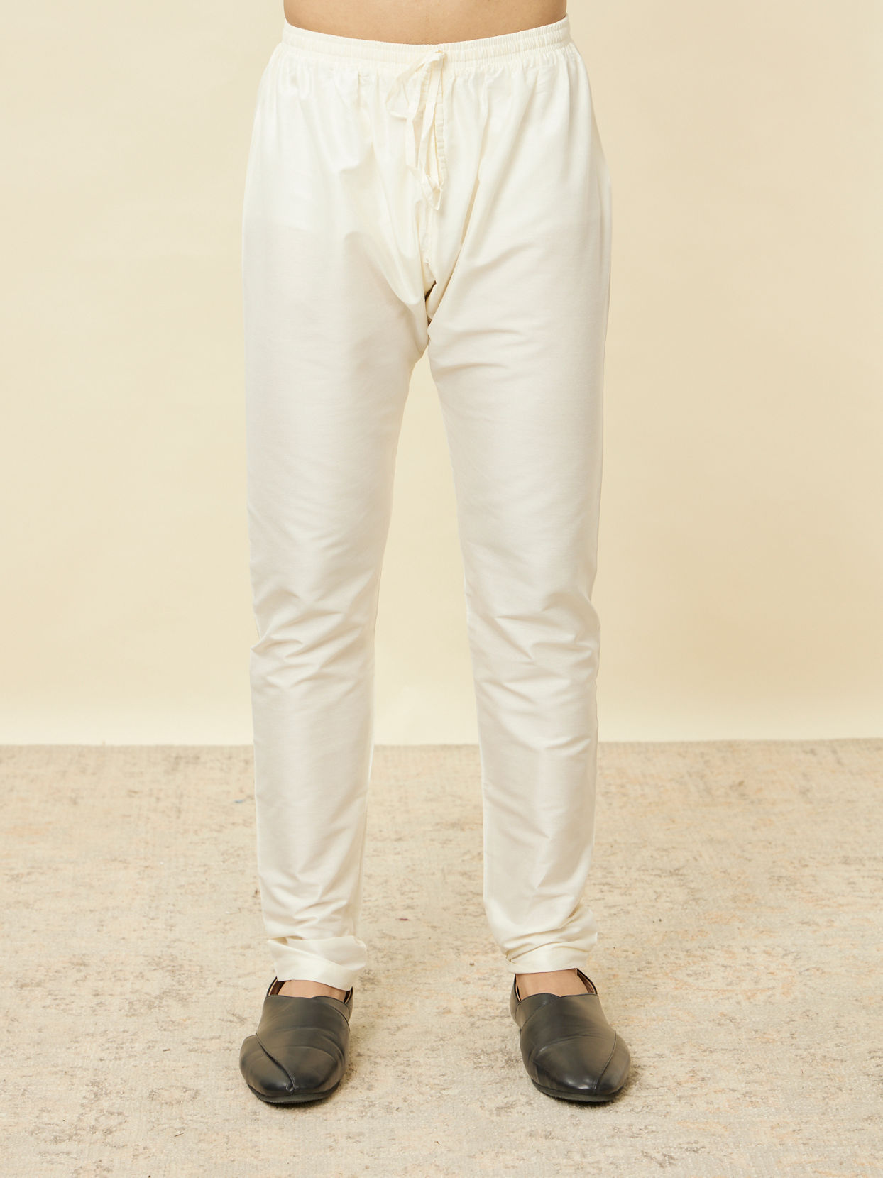 Manyavar Men Violet Blue Chikankari Patterned Kurta Set