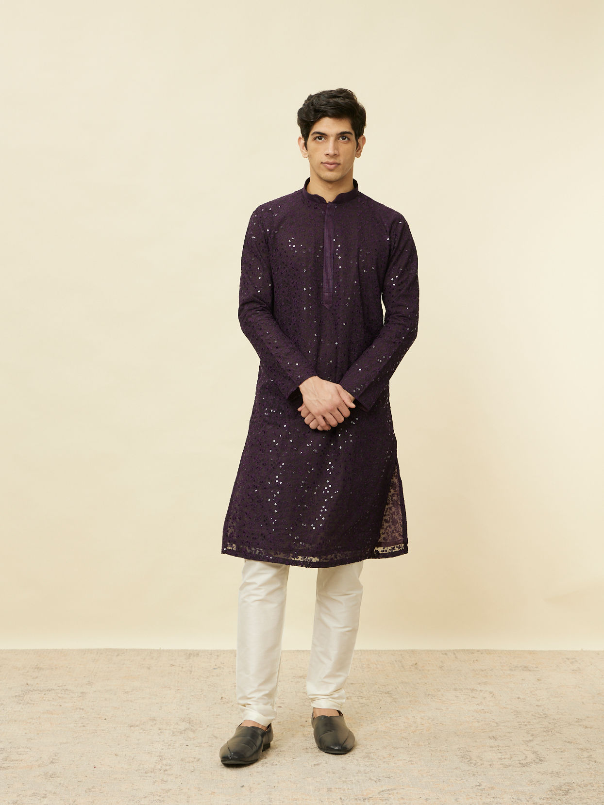 alt message - Manyavar Men Violet Blue Chikankari Patterned Kurta Set image number 2