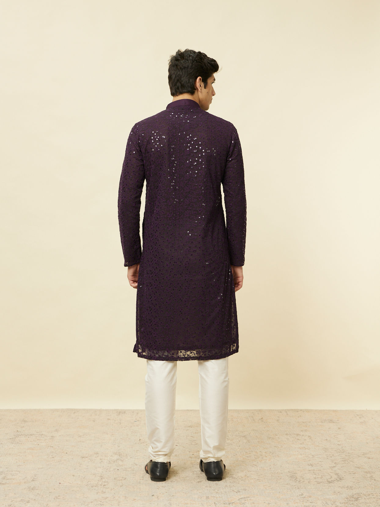 alt message - Manyavar Men Violet Blue Chikankari Patterned Kurta Set image number 5