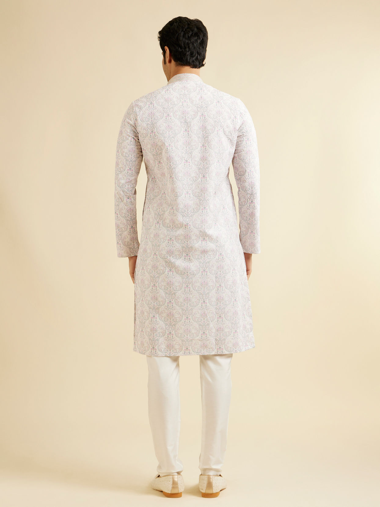 alt message - Manyavar Men Pink & Warm White Chikankari Inspired Floral Buta Print Kurta Set image number 4