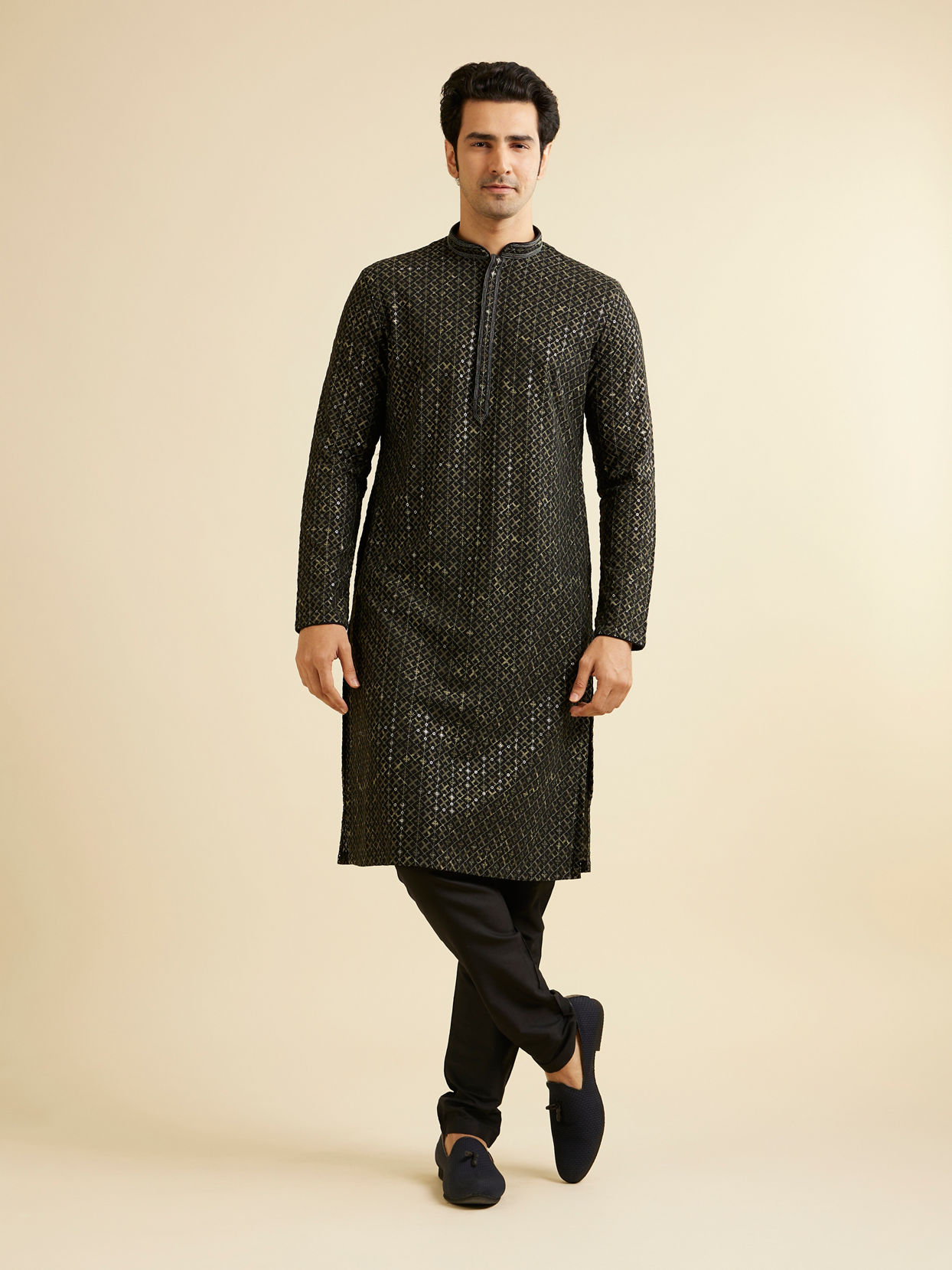 alt message - Manyavar Men Black & Dark Green Chikankari Grid Print Kurta Set image number 2