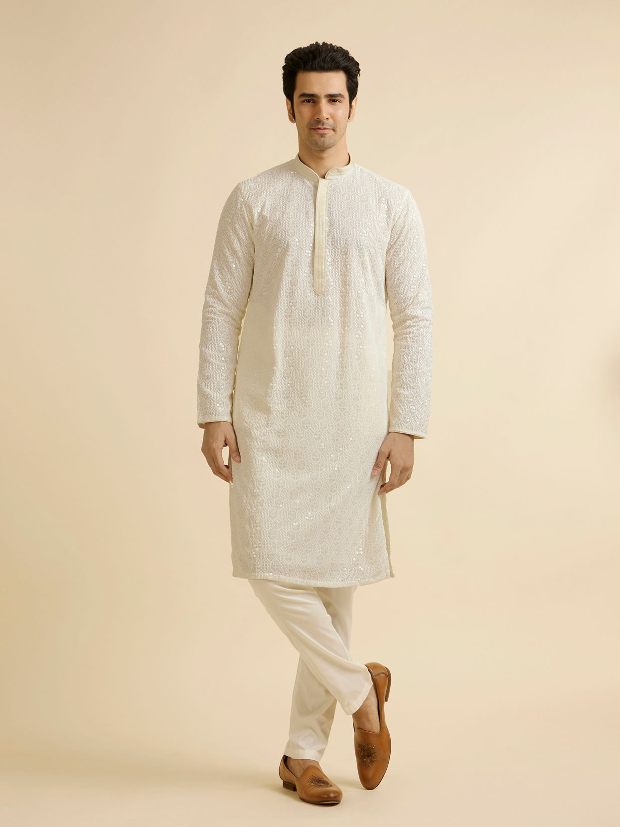 alt message - Manyavar Men Ivory Cream Chikankari Embroidered Kurta Set image number 2