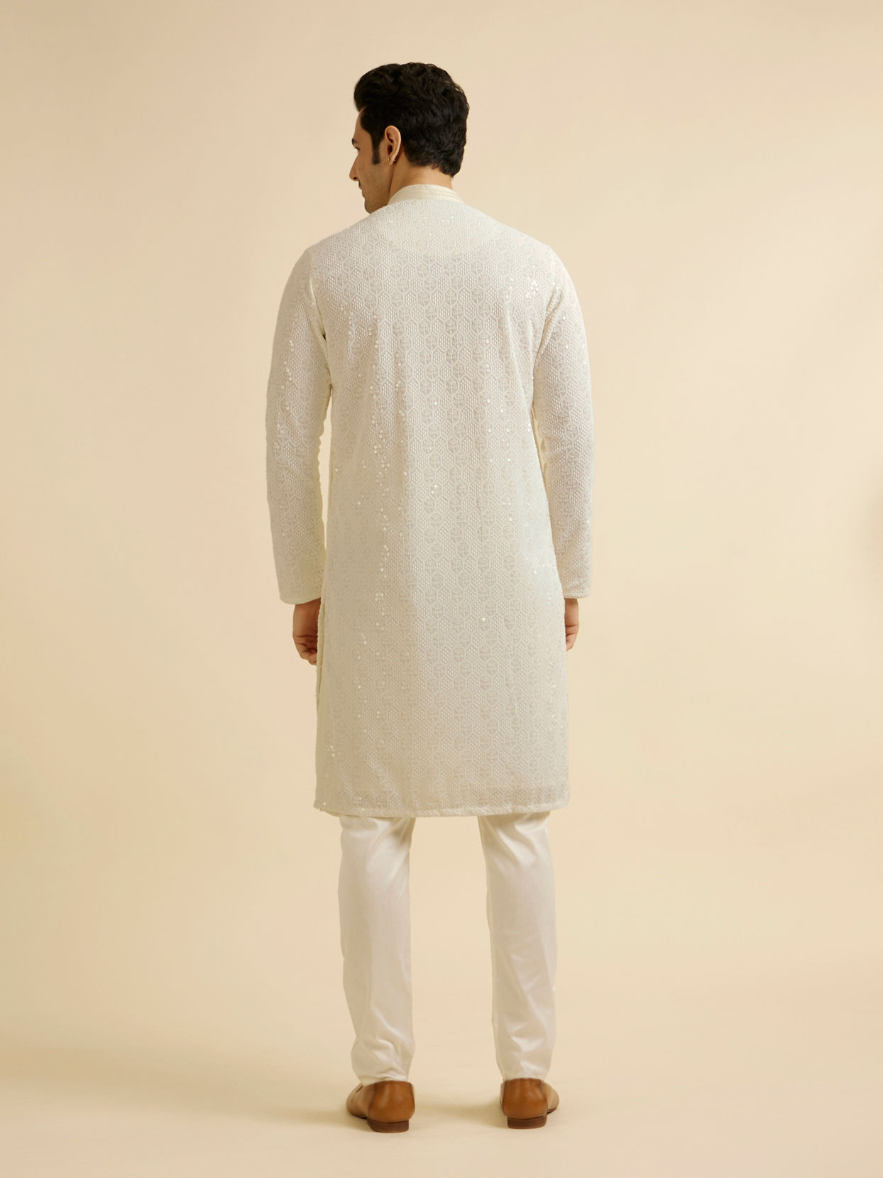 alt message - Manyavar Men Ivory Cream Chikankari Embroidered Kurta Set image number 5