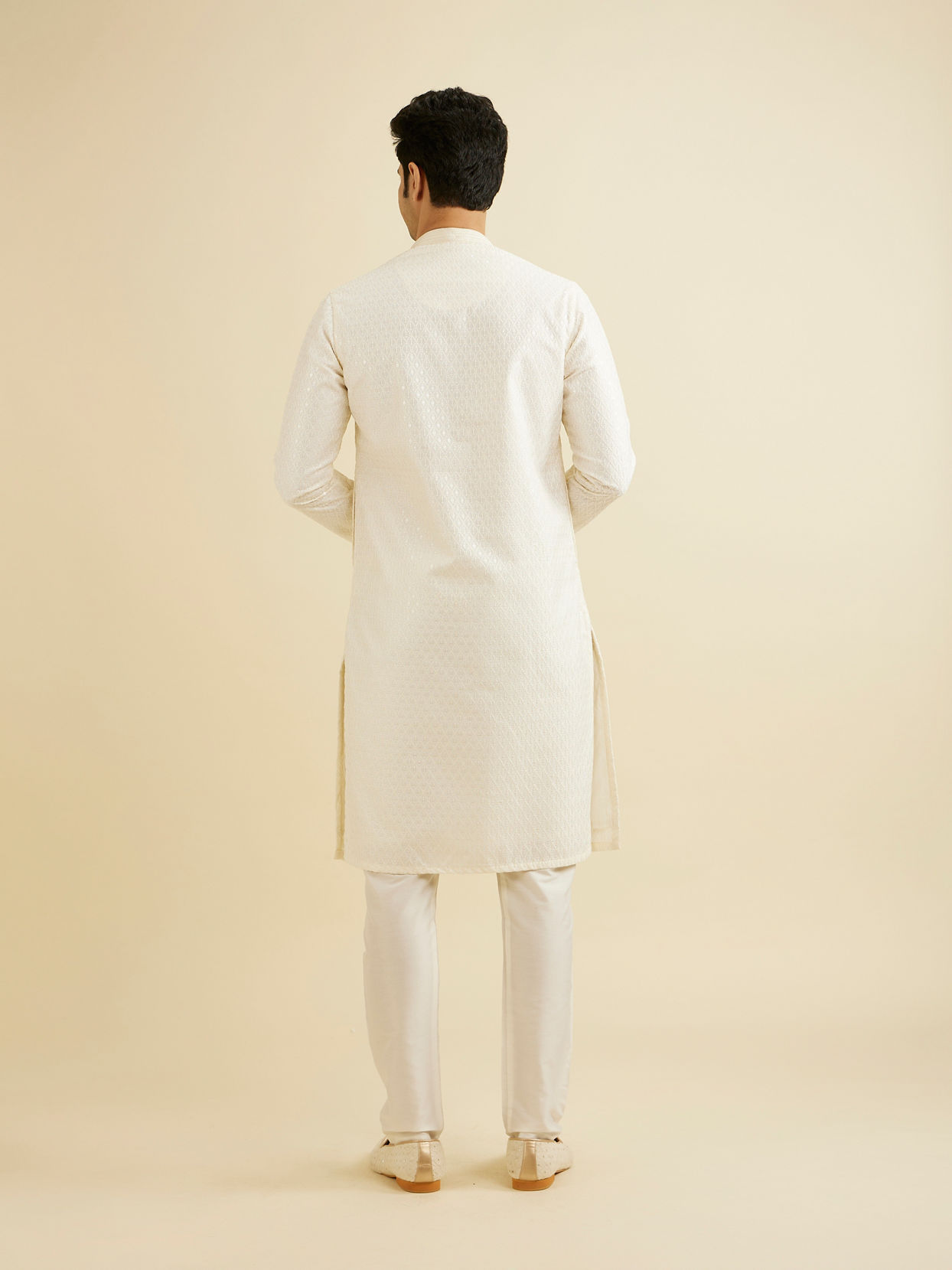 alt message - Manyavar Men Cream White Sequinned Kurta Set image number 5