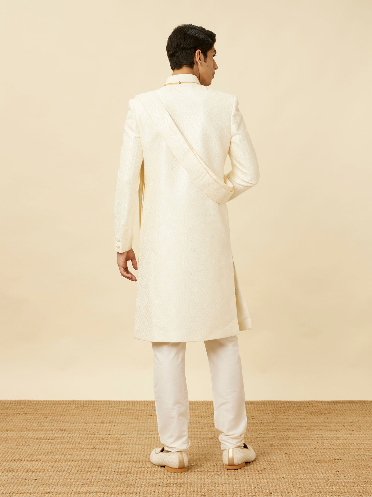 alt message - Manyavar Men Lush Cream Sequinned Sherwani Set image number 5