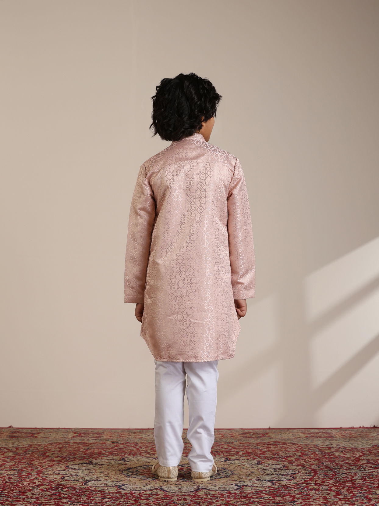 alt message - Manyavar Boys Boys Shell Pink Chowkadi Patterned Kurta Set image number 4