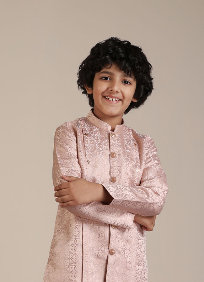 alt message - Manyavar Boys Boys Shell Pink Chowkadi Patterned Kurta Set image number 0