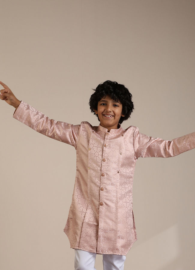 alt message - Manyavar Boys Boys Shell Pink Chowkadi Patterned Kurta Set image number 2