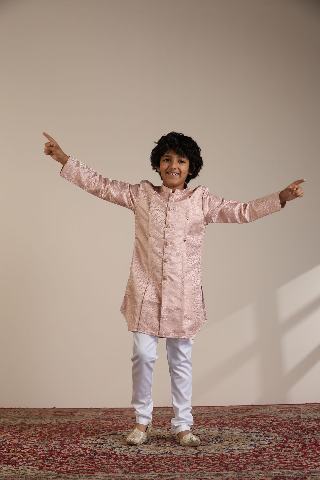 alt message - Manyavar Boys Boys Shell Pink Chowkadi Patterned Kurta Set image number 2