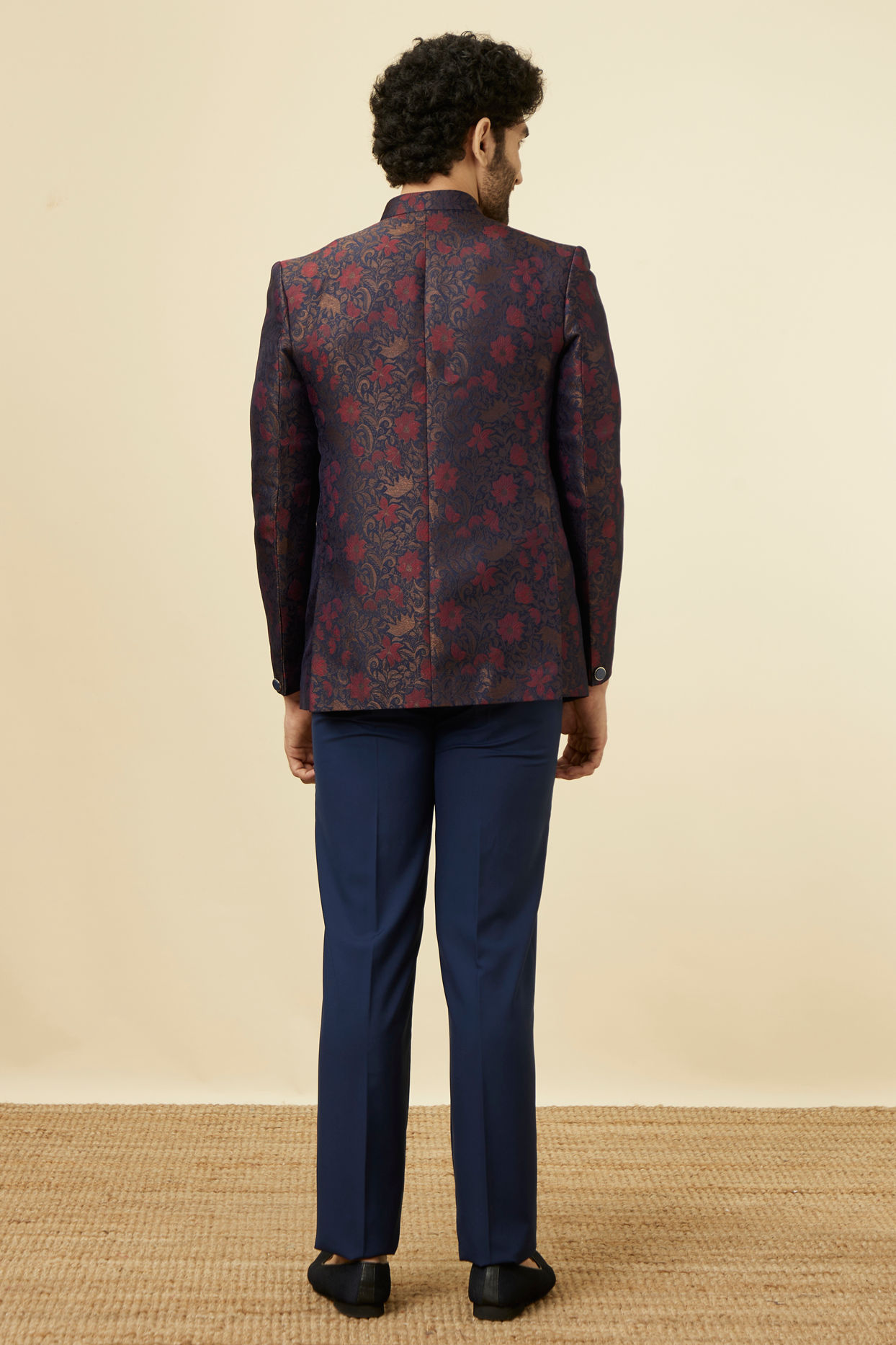 alt message - Manyavar Men Navy Blue Floral Patterned Suit image number 4