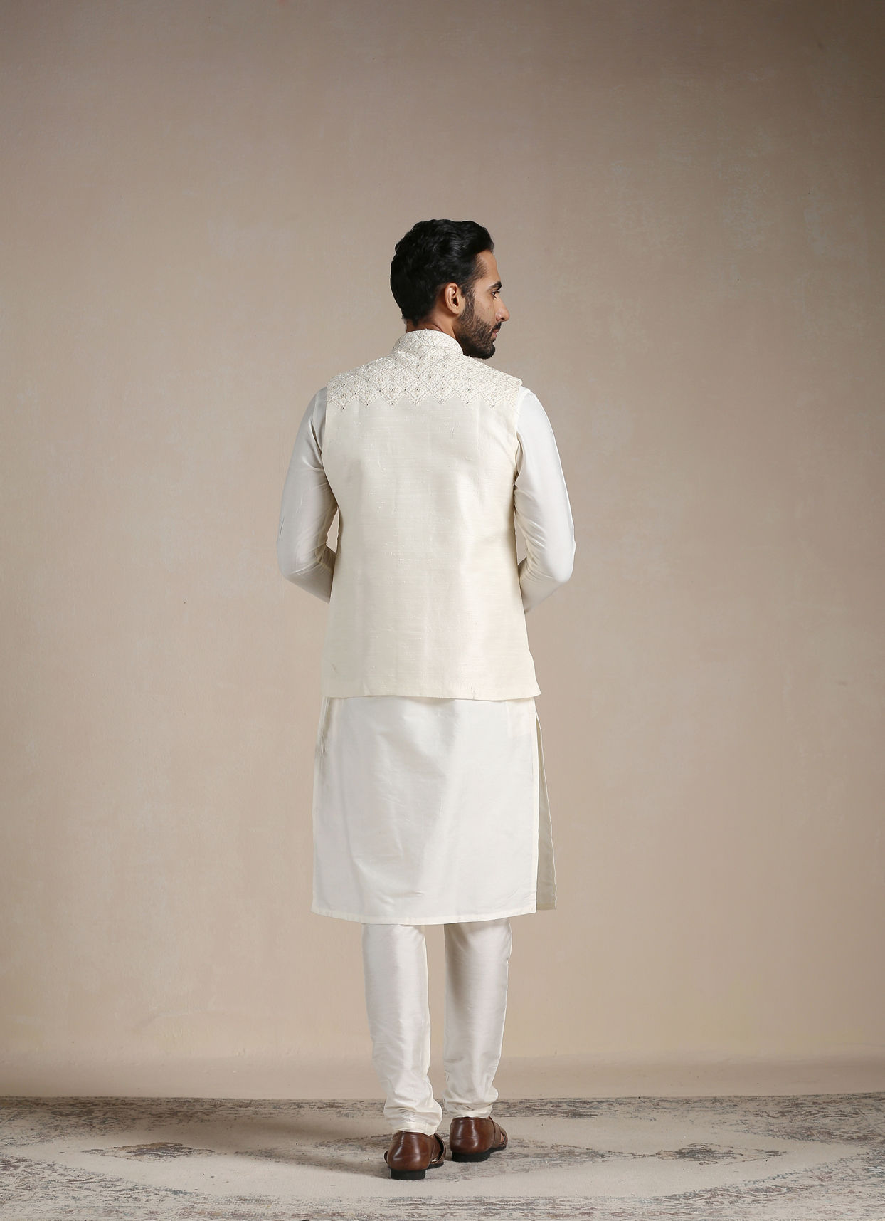 alt message - Manyavar Men Antique White Kurta and Jacket Set image number 3