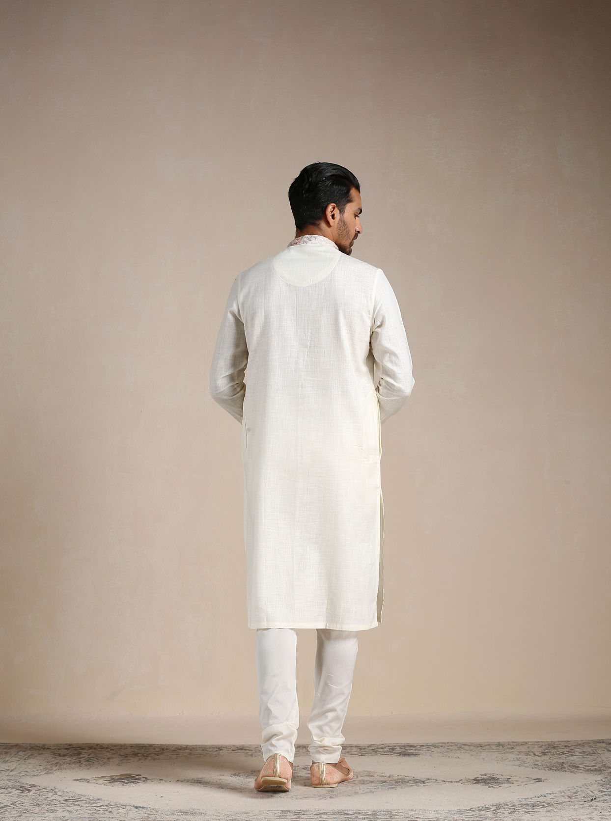 Manyavar Men Off white Contrast Placket Kurta Set image number 4