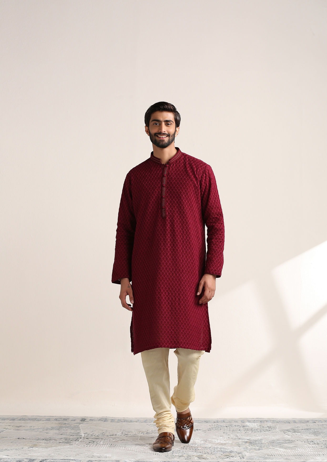 alt message - Twamev Men Minimalist Maroon Kurta Set image number 2