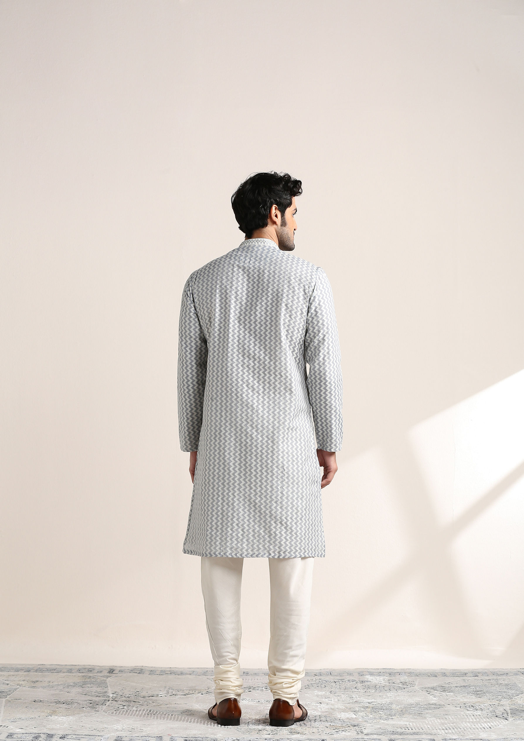 Twamev Men Silver Grey Chevron Printed Kurta Set