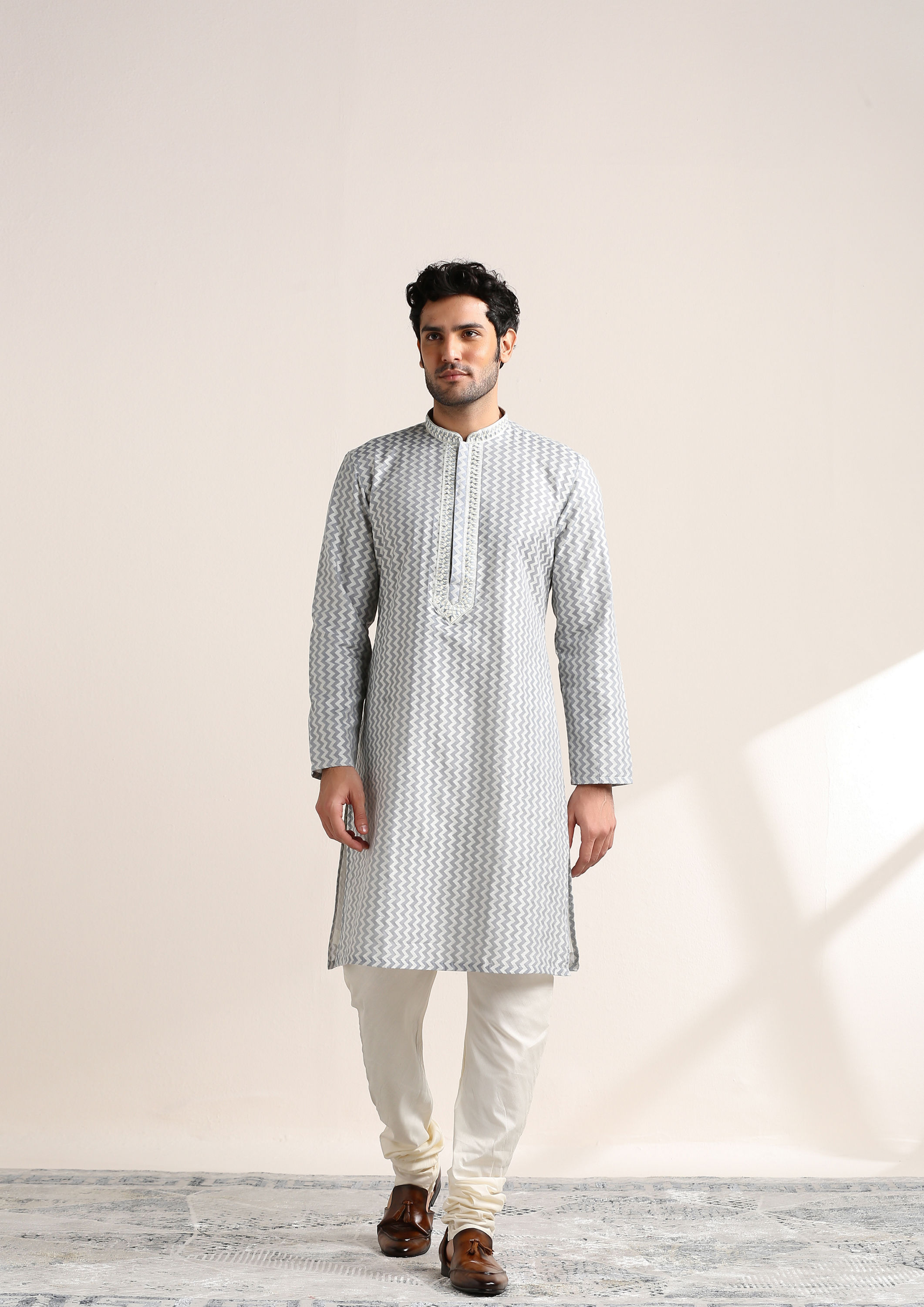 Twamev Men Silver Grey Chevron Printed Kurta Set